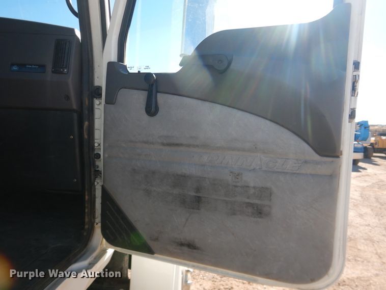 image for item DG1524 2015 Mack CHU613  semi truck