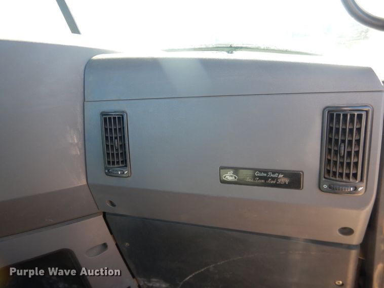 image for item DG1524 2015 Mack CHU613  semi truck