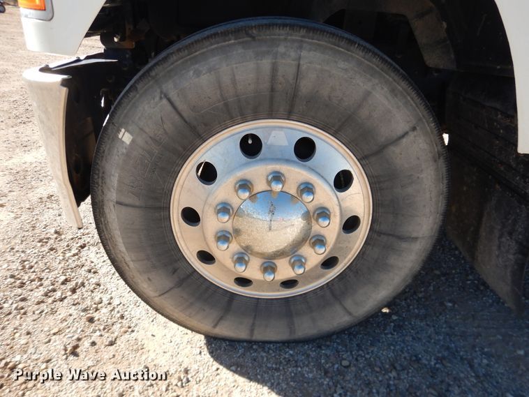 image for item DG1524 2015 Mack CHU613  semi truck