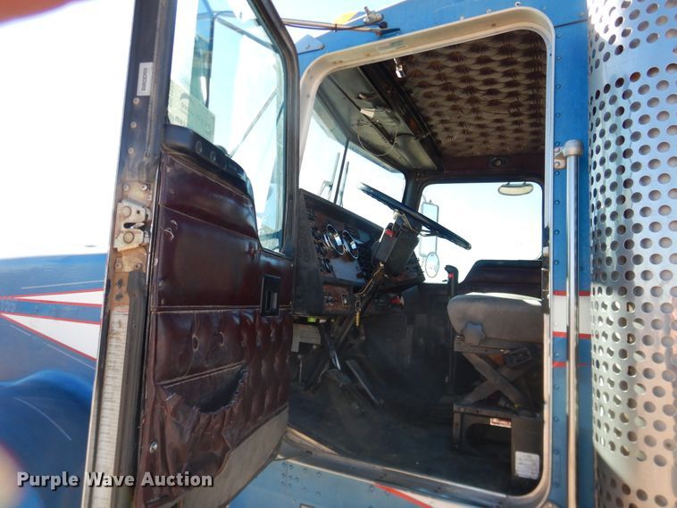 image for item DG1525 2001 Kenworth W900  semi truck