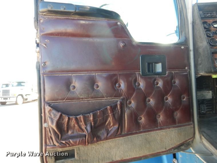 image for item DG1525 2001 Kenworth W900  semi truck