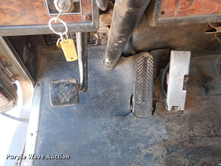 image for item DG1525 2001 Kenworth W900  semi truck