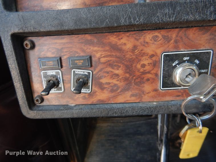 image for item DG1525 2001 Kenworth W900  semi truck