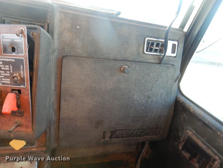 image for item DG1541 2000 Kenworth W900  semi truck