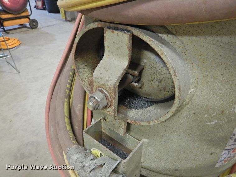 image for item HN9022 2013 Clemco 2020 sand blaster