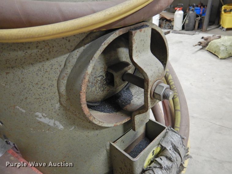 image for item HN9022 2013 Clemco 2020 sand blaster