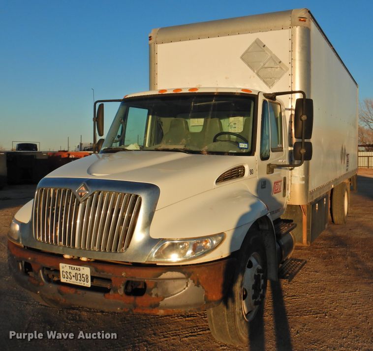 image for item HN9044 2002 International 4300  box truck