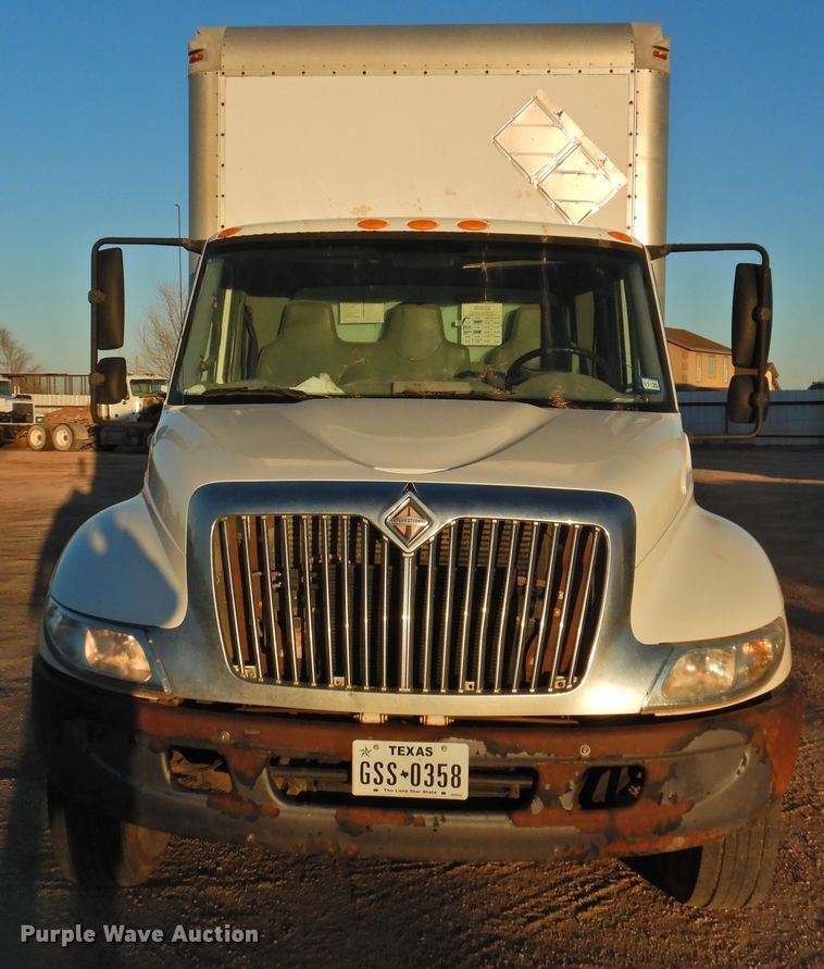 image for item HN9044 2002 International 4300  box truck