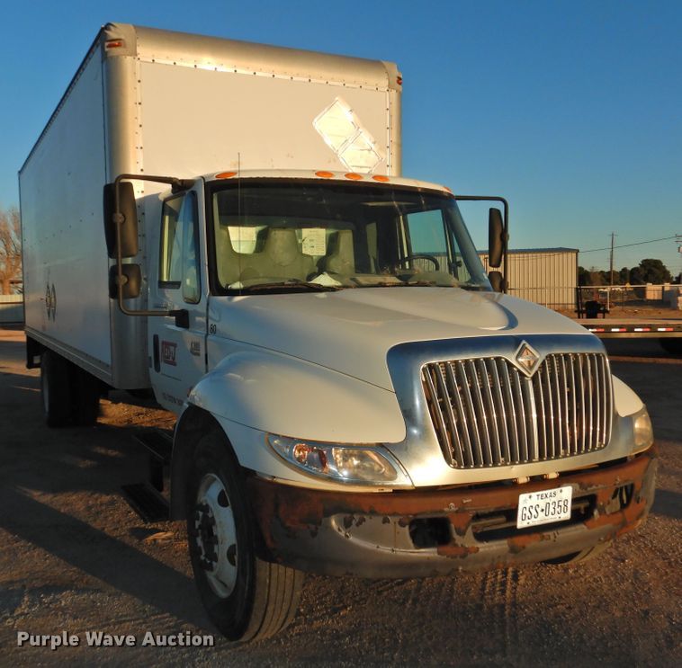 image for item HN9044 2002 International 4300  box truck