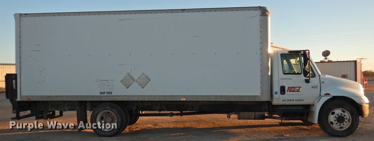 image for item HN9044 2002 International 4300  box truck