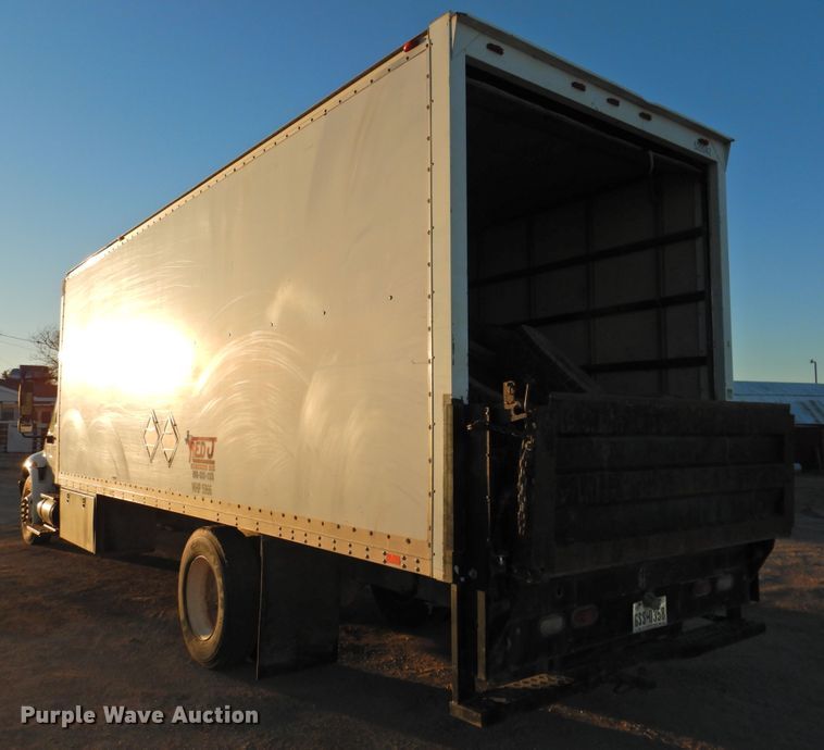 image for item HN9044 2002 International 4300  box truck