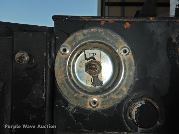 image for item HN9044 2002 International 4300  box truck