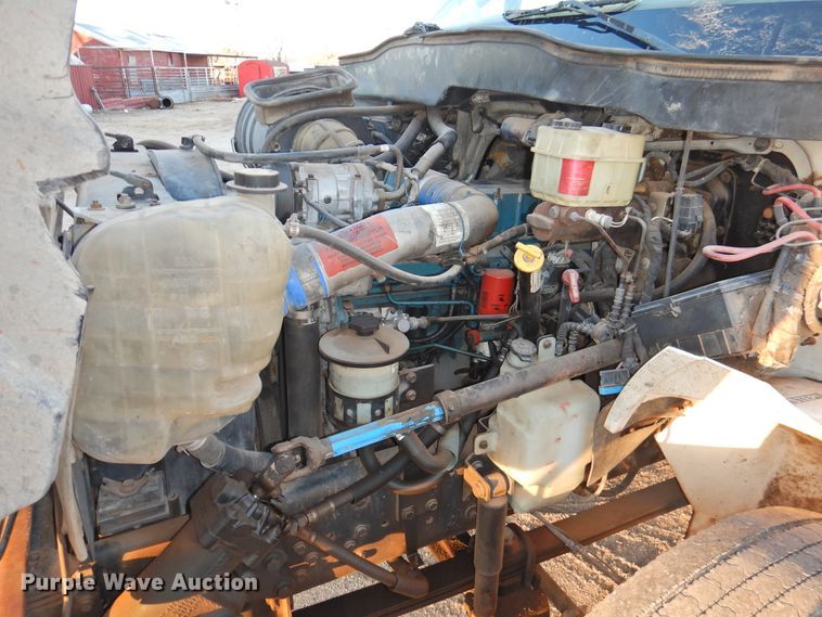 image for item HN9044 2002 International 4300  box truck