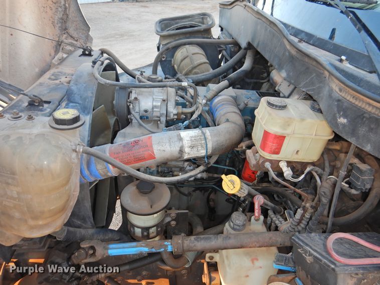 image for item HN9044 2002 International 4300  box truck