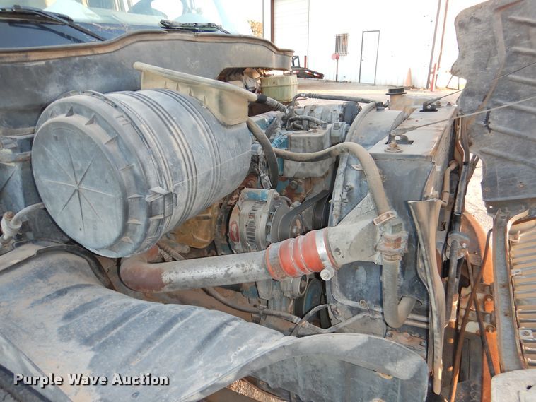 image for item HN9044 2002 International 4300  box truck