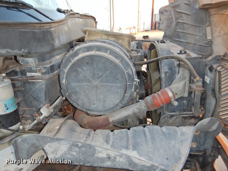 image for item HN9044 2002 International 4300  box truck