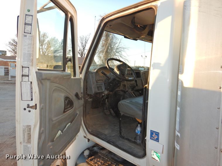 image for item HN9044 2002 International 4300  box truck