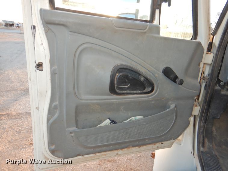 image for item HN9044 2002 International 4300  box truck