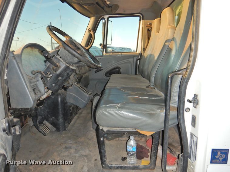 image for item HN9044 2002 International 4300  box truck