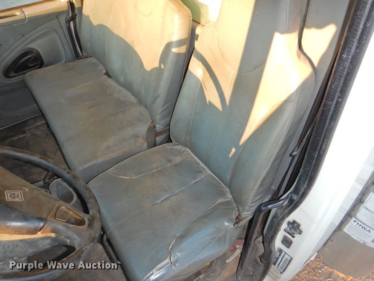 image for item HN9044 2002 International 4300  box truck