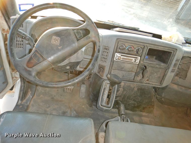 image for item HN9044 2002 International 4300  box truck