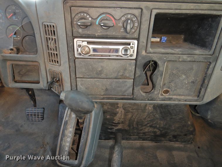 image for item HN9044 2002 International 4300  box truck