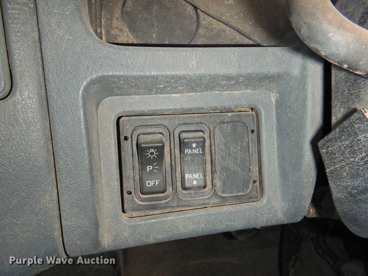 image for item HN9044 2002 International 4300  box truck