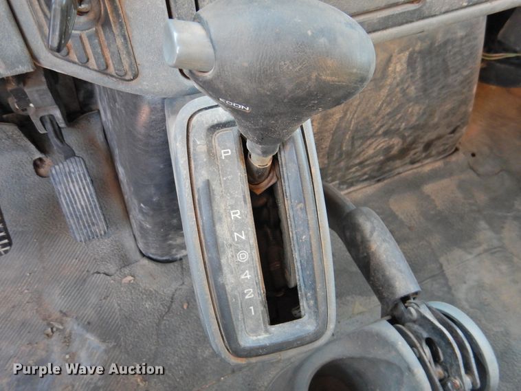 image for item HN9044 2002 International 4300  box truck