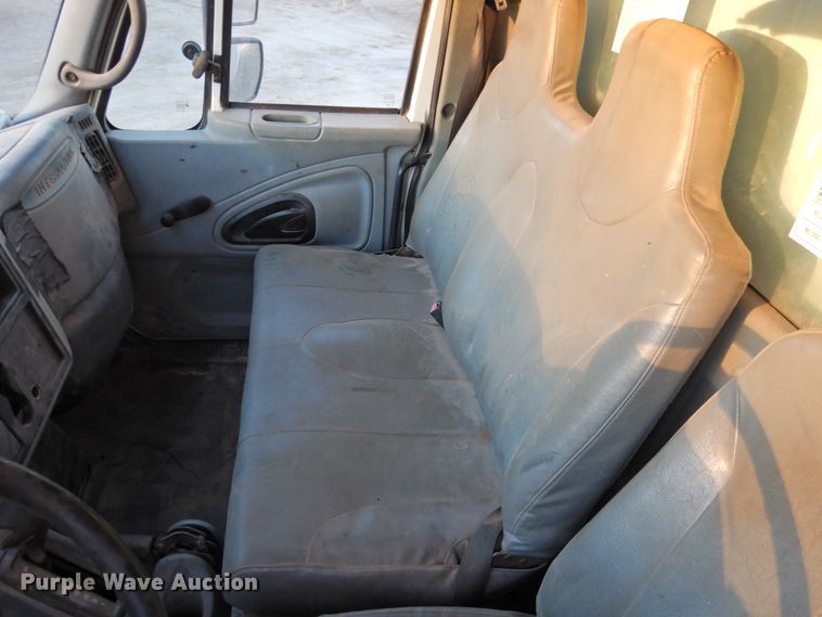 image for item HN9044 2002 International 4300  box truck