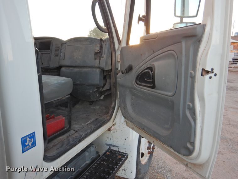 image for item HN9044 2002 International 4300  box truck