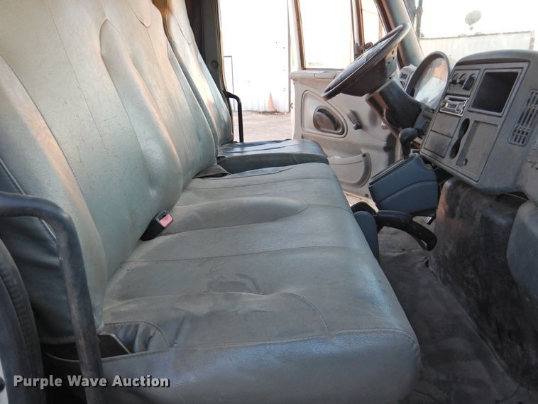 image for item HN9044 2002 International 4300  box truck