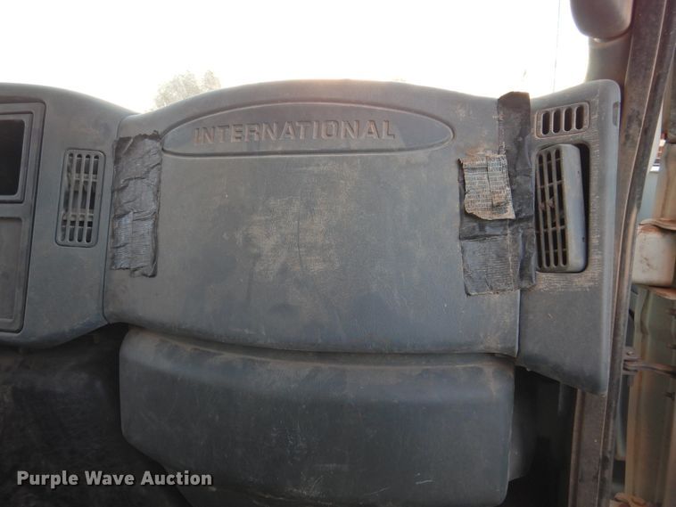 image for item HN9044 2002 International 4300  box truck