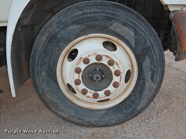 image for item HN9044 2002 International 4300  box truck