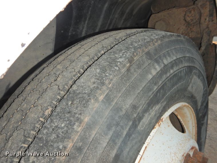 image for item HN9044 2002 International 4300  box truck