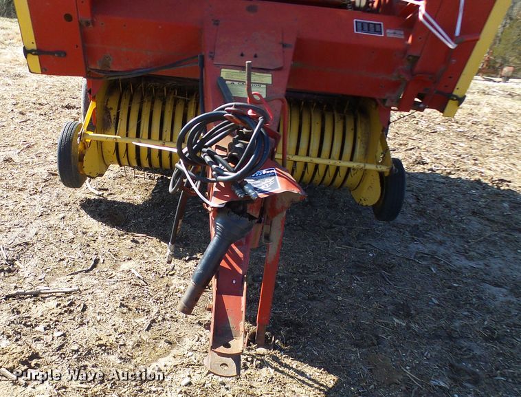 image for item DC2758 1986 New Holland 853  round baler