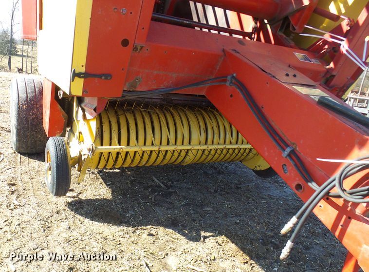 image for item DC2758 1986 New Holland 853  round baler