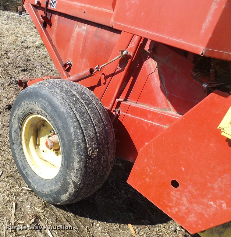 image for item DC2758 1986 New Holland 853  round baler