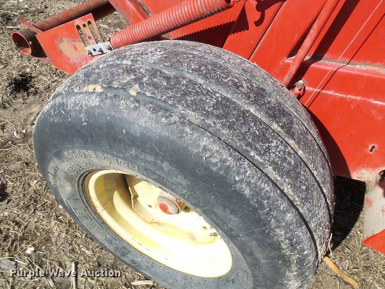 image for item DC2758 1986 New Holland 853  round baler