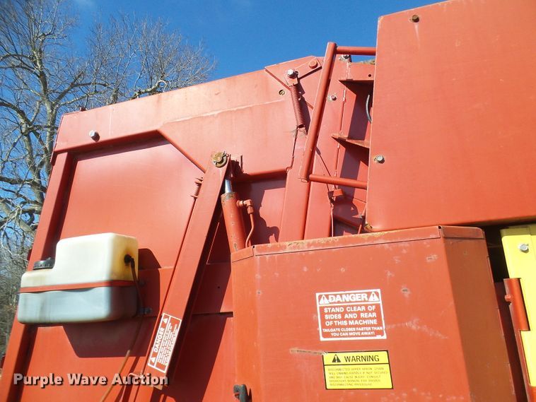 image for item DC2758 1986 New Holland 853  round baler