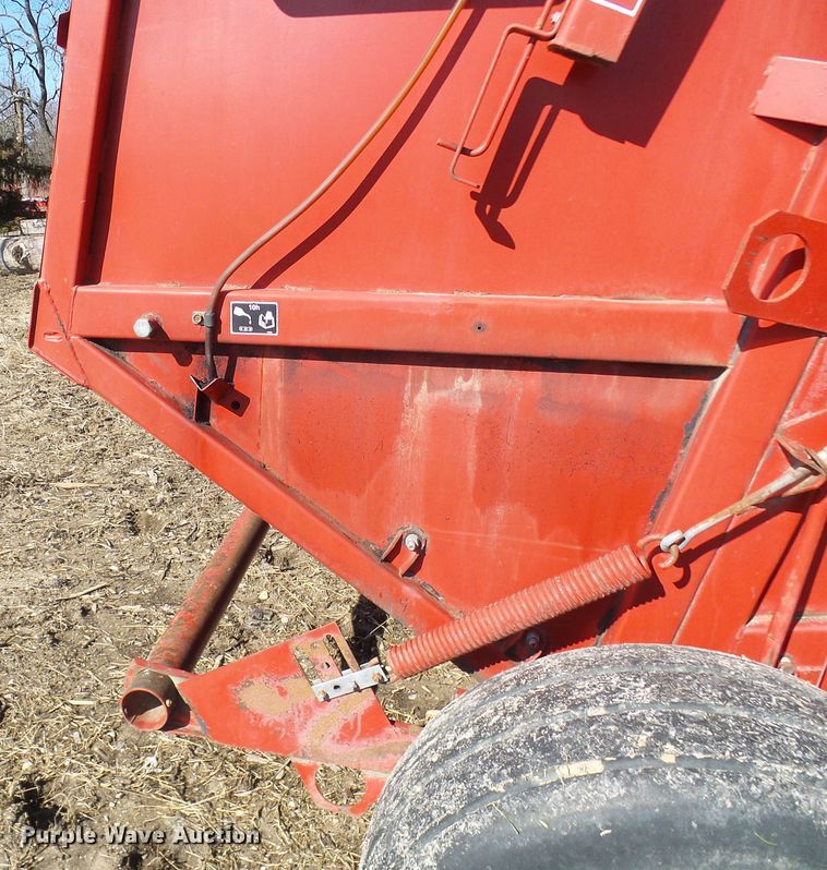 image for item DC2758 1986 New Holland 853  round baler