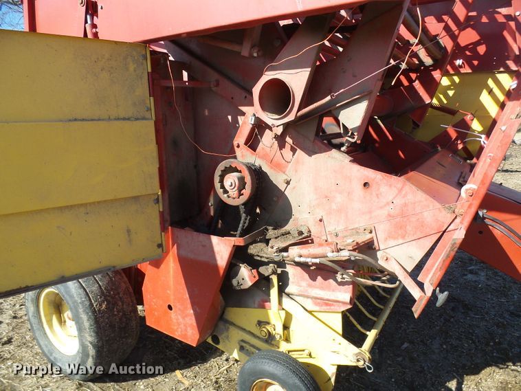 image for item DC2758 1986 New Holland 853  round baler