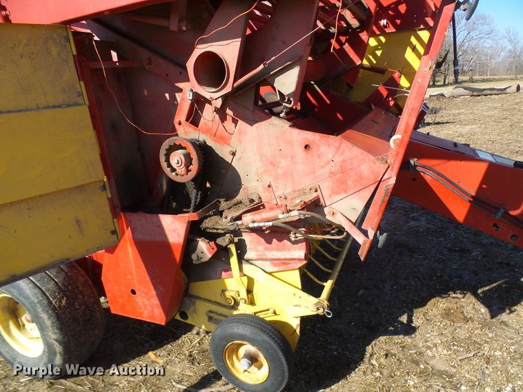 image for item DC2758 1986 New Holland 853  round baler