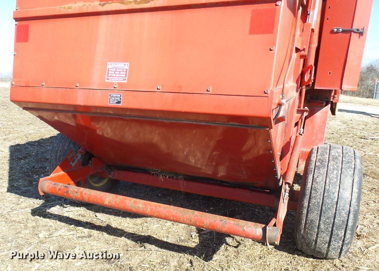 image for item DC2758 1986 New Holland 853  round baler