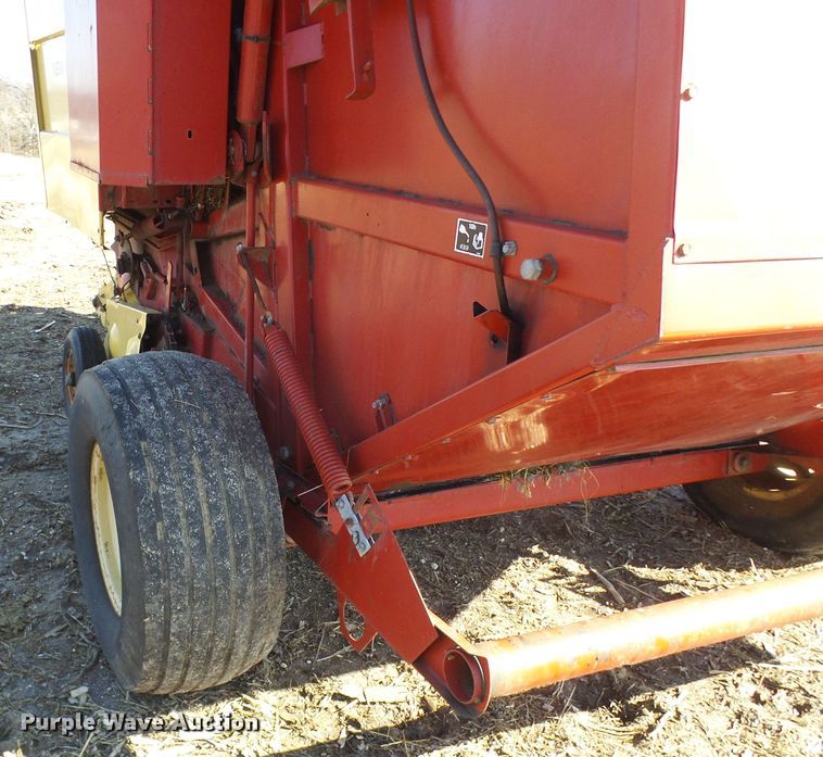 image for item DC2758 1986 New Holland 853  round baler