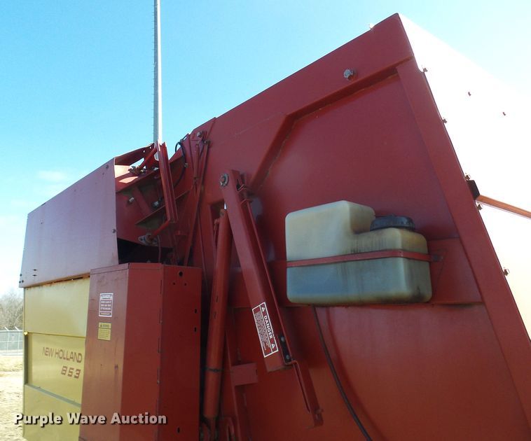 image for item DC2758 1986 New Holland 853  round baler