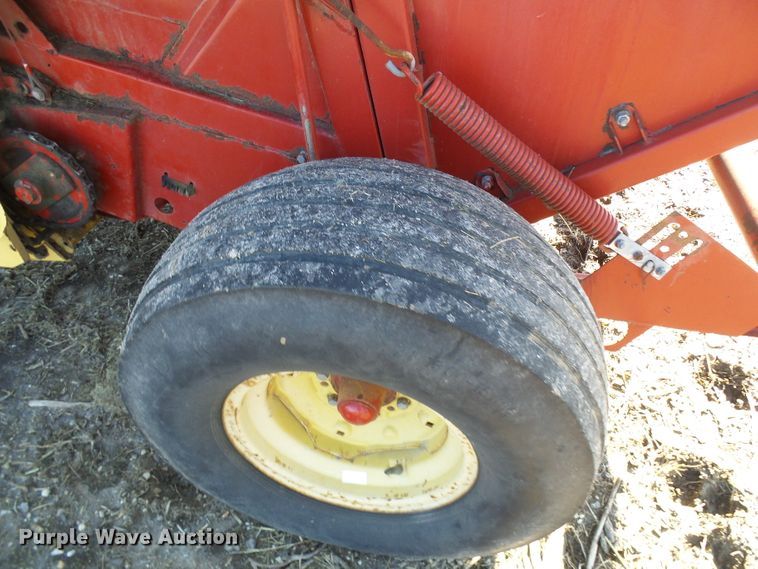 image for item DC2758 1986 New Holland 853  round baler