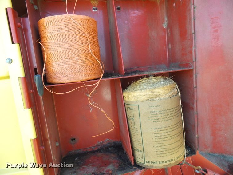 image for item DC2758 1986 New Holland 853  round baler