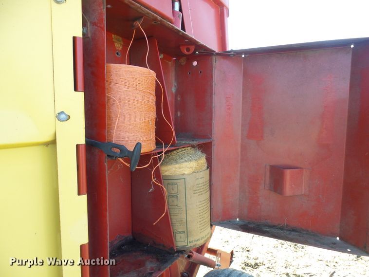 image for item DC2758 1986 New Holland 853  round baler