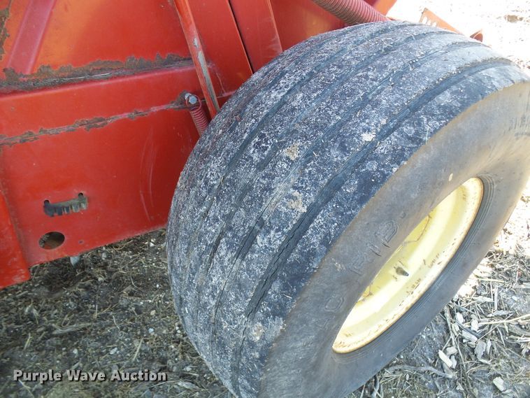 image for item DC2758 1986 New Holland 853  round baler