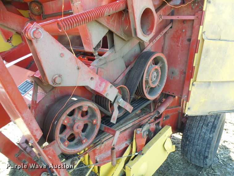 image for item DC2758 1986 New Holland 853  round baler